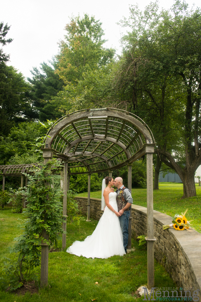Amber_Matt_Mitchell-Ponds-Inne_Knox-PA_Rustic-Barn-Wedding_Youngstown-OH-Wedding-Photographers_0058