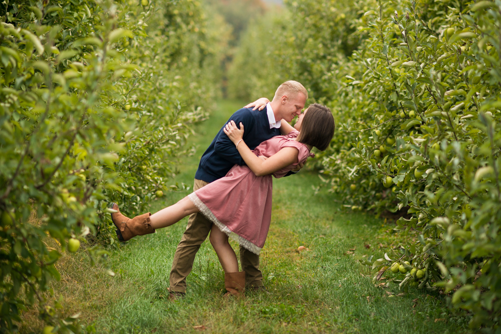 fall apple orchard engagement photos